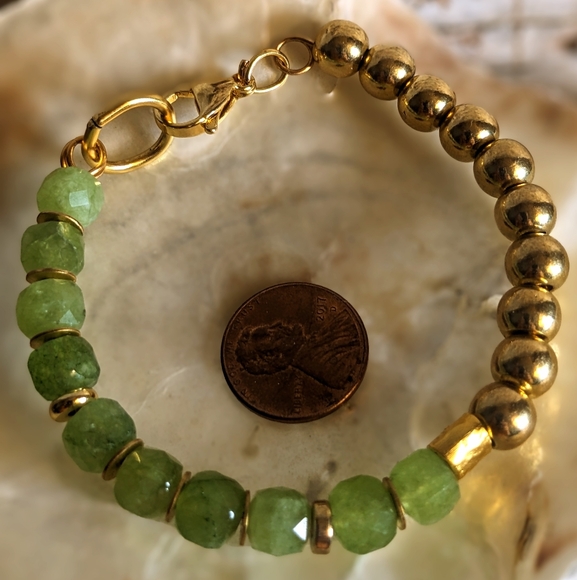 Natural Green Jade And Gold Beads In Half And Half Design Bracelet - Picture 5 of 5